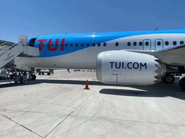 A tui plane with the boarding ramps down